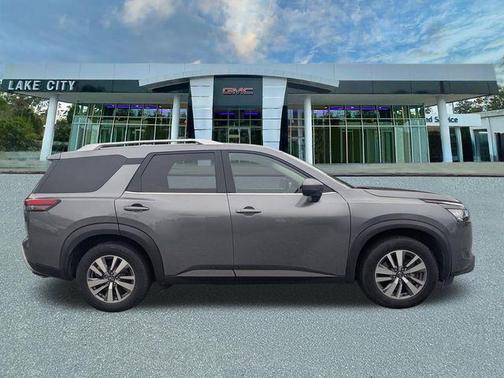 2022 Nissan Pathfinder SL 4WD