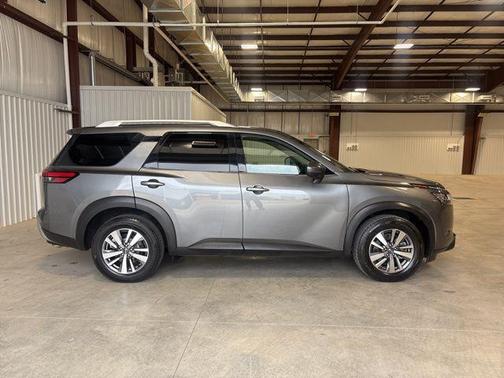 2022 Nissan Pathfinder SL 4WD