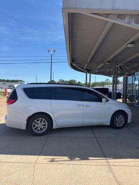 Bright White Clearcoat 2022 Chrysler Pacifica Touring L