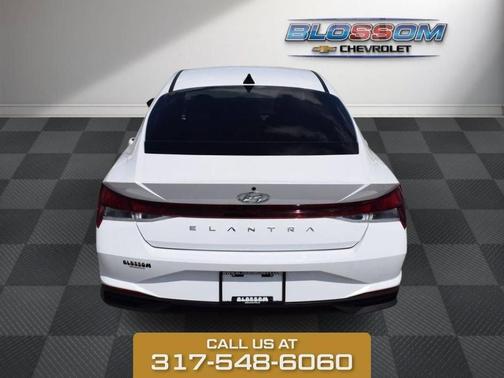 White Pearl 2023 Hyundai ELANTRA SE