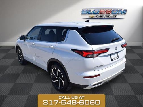 White 2024 Mitsubishi Outlander SE