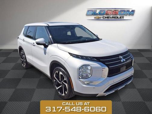 White 2024 Mitsubishi Outlander SE