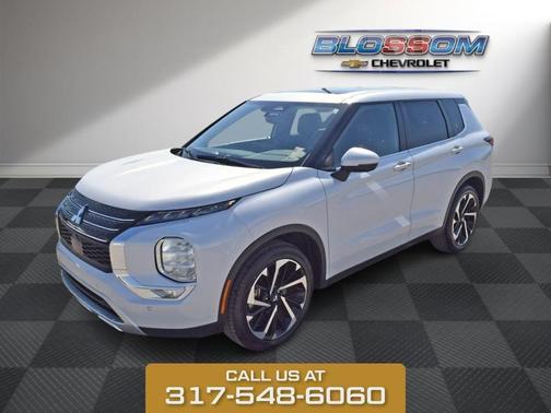 White 2024 Mitsubishi Outlander SE