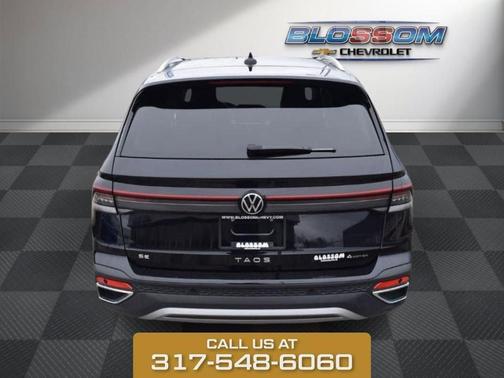 Deep Black Pearl Effect 2025 Volkswagen Taos 1.5T SE