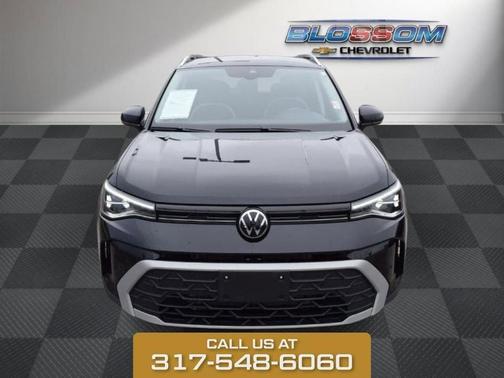 Deep Black Pearl Effect 2025 Volkswagen Taos 1.5T SE