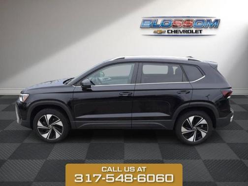 Deep Black Pearl Effect 2025 Volkswagen Taos 1.5T SE