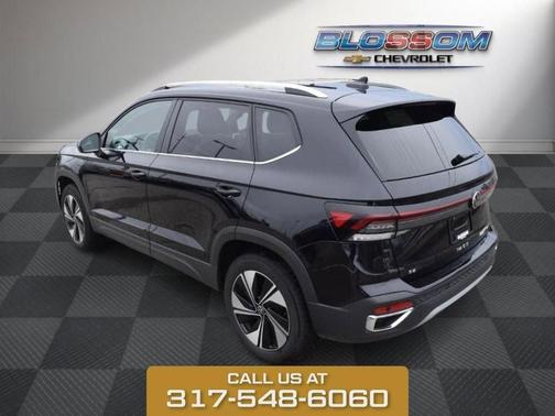 Deep Black Pearl Effect 2025 Volkswagen Taos 1.5T SE
