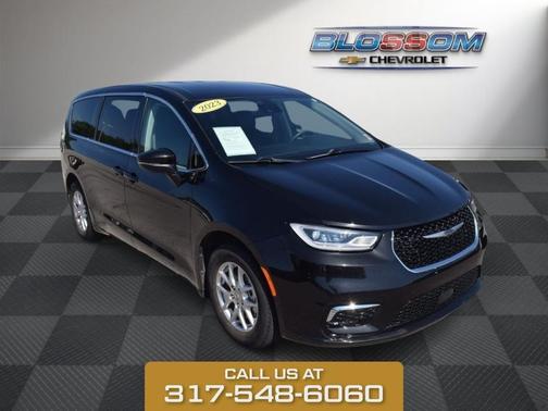 Brilliant Black Crystal Pearlcoat 2023 Chrysler Pacifica Touring-L