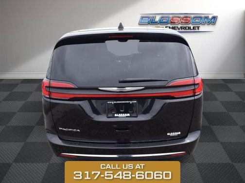 Brilliant Black Crystal Pearlcoat 2023 Chrysler Pacifica Touring-L