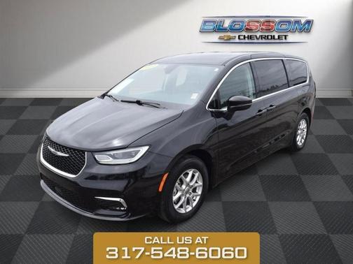 Brilliant Black Crystal Pearlcoat 2023 Chrysler Pacifica Touring-L
