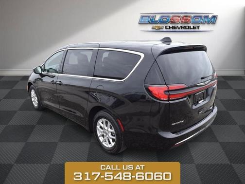 Brilliant Black Crystal Pearlcoat 2023 Chrysler Pacifica Touring-L