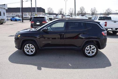 Diamond Black 2025 Jeep Compass Latitude
