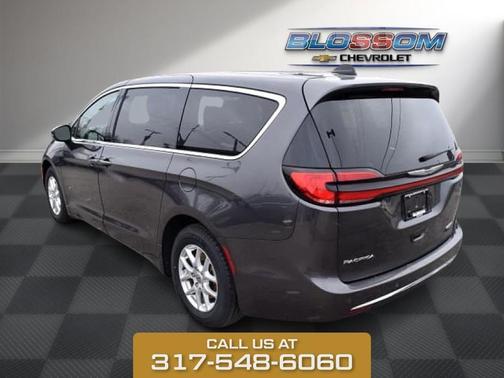 2023 Chrysler Pacifica Touring-L