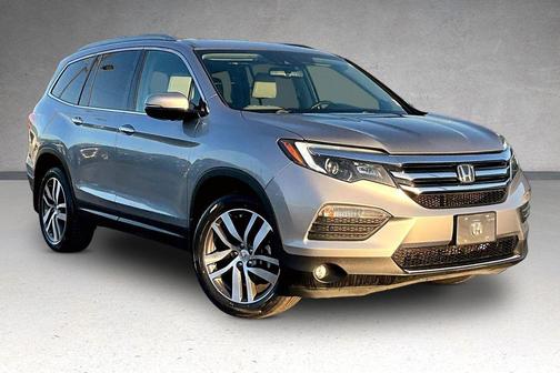 Silver 2017 Honda Pilot Elite