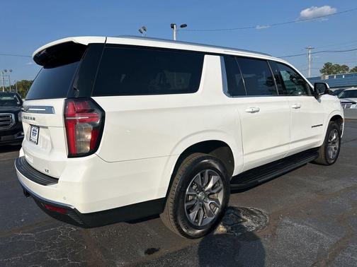Summit White 2022 Chevrolet Suburban LT