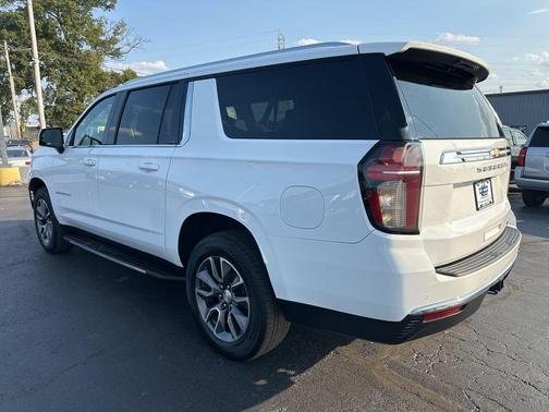 Summit White 2022 Chevrolet Suburban LT