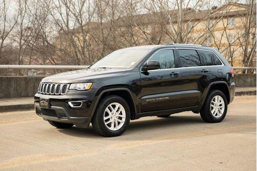 Photo 2 of 32 of 2017 Jeep Grand Cherokee Laredo