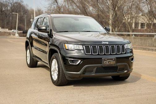 Photo 5 of 32 of 2017 Jeep Grand Cherokee Laredo