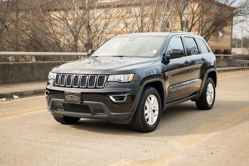 Photo 3 of 32 of 2017 Jeep Grand Cherokee Laredo
