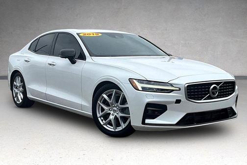 Crystal White Pearl 2019 Volvo S60 T6 R-Design