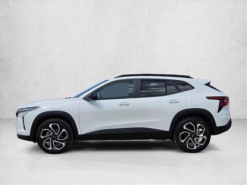 Summit White 2026 Chevrolet Trax FWD 2RS