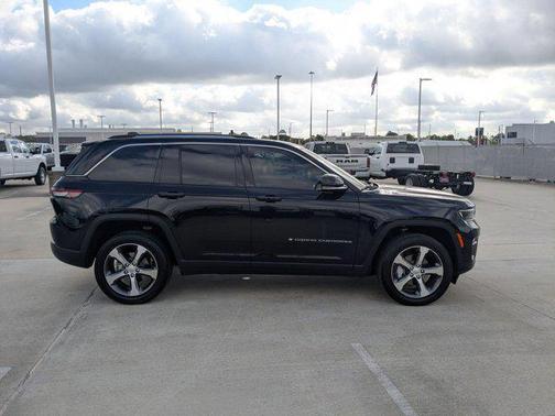 Diamond Black Crystal Pearlcoat 2023 Jeep Grand Cherokee Limited