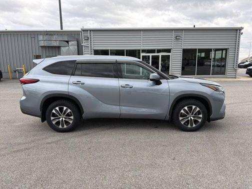 Moon Dust 2021 Toyota Highlander XLE