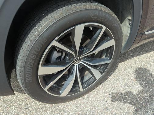 Deep Black Pearl Effect 2024 Volkswagen Atlas 2.0T SEL Premium R-Line