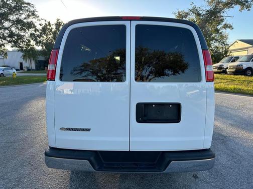 2025 Chevrolet Express 3500 LT