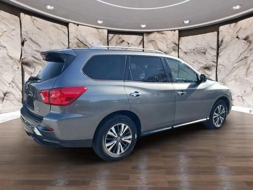 2017 Nissan Pathfinder SV