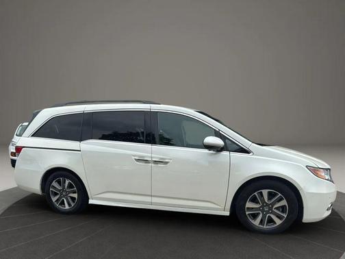 White Diamond Pearl 2016 Honda Odyssey Touring Elite