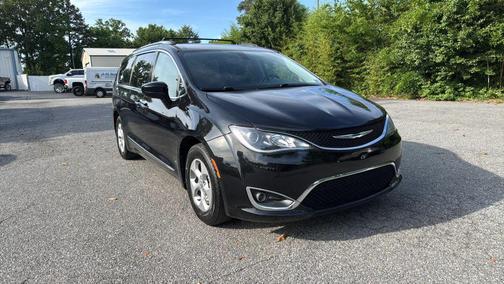 Brilliant Black Crystal Pearlcoat 2017 Chrysler Pacifica Touring-L