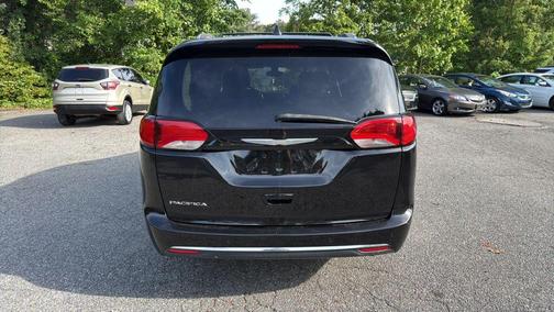 Brilliant Black Crystal Pearlcoat 2017 Chrysler Pacifica Touring-L