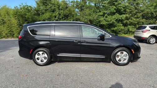 Brilliant Black Crystal Pearlcoat 2017 Chrysler Pacifica Touring-L