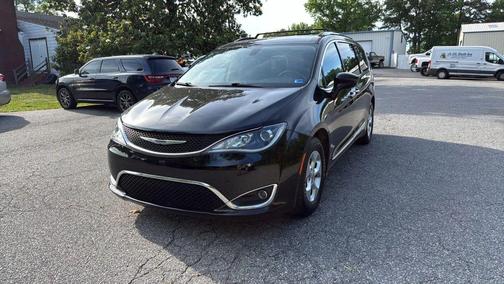 Brilliant Black Crystal Pearlcoat 2017 Chrysler Pacifica Touring-L