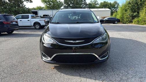 Brilliant Black Crystal Pearlcoat 2017 Chrysler Pacifica Touring-L