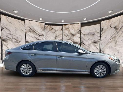2017 Hyundai SONATA Hybrid SE