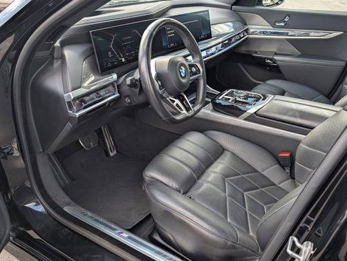 2025 BMW 740 740i