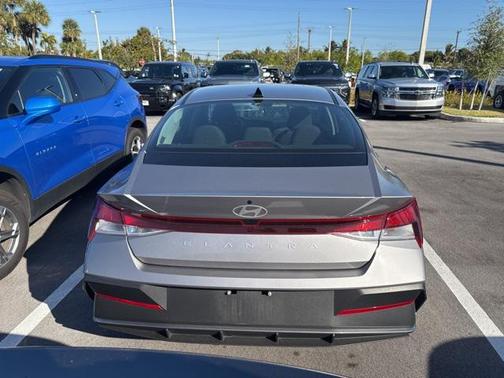 2025 Hyundai ELANTRA SE