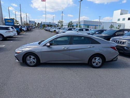 2025 Hyundai ELANTRA SE