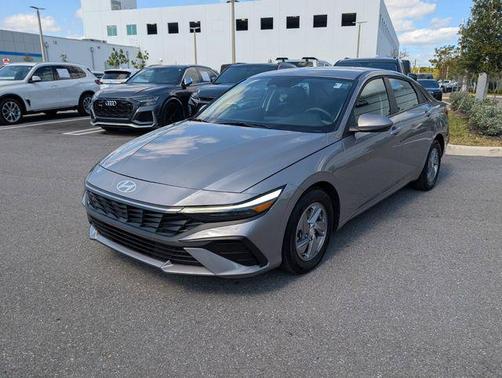 2025 Hyundai ELANTRA SE