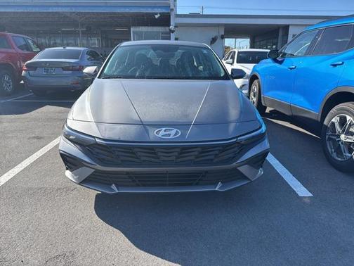 2025 Hyundai ELANTRA SE