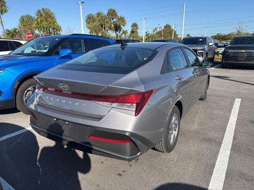 2025 Hyundai ELANTRA SE