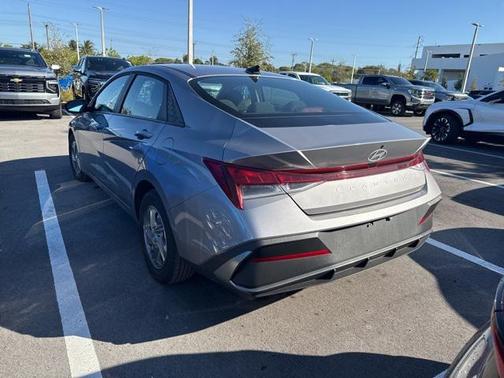 2025 Hyundai ELANTRA SE