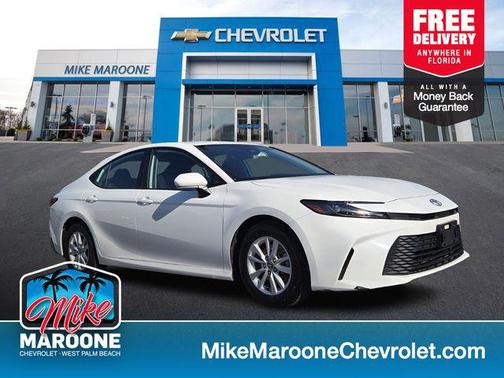 Wind Chill Pearl/Black 2025 Toyota Camry LE