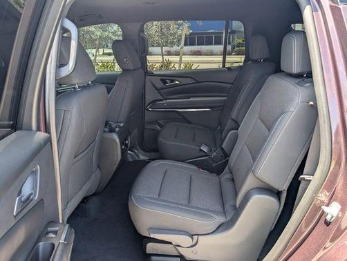 Stardust Metallic 2024 Chevrolet Traverse LT