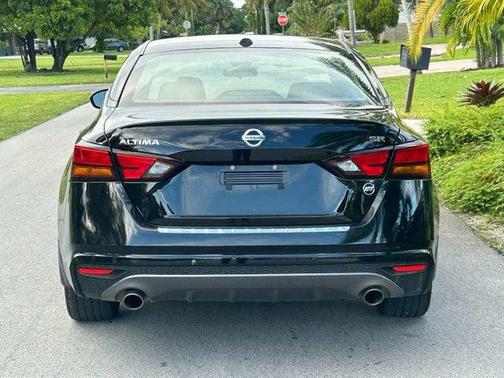 2022 Nissan Altima SR FWD