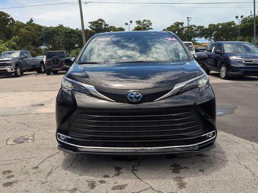 2024 Toyota Sienna XLE 8 Passenger