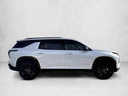 Iridescent Pearl Tricoat 2025 Chevrolet Traverse RS