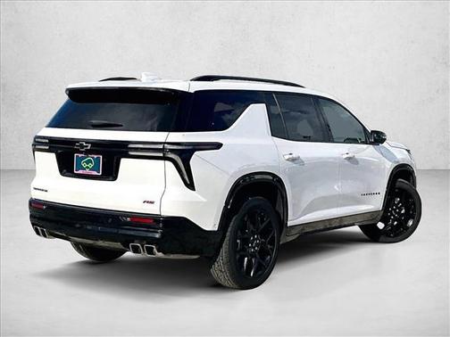 Iridescent Pearl Tricoat 2025 Chevrolet Traverse RS